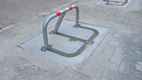 Parkeerbeugel met betonblok .